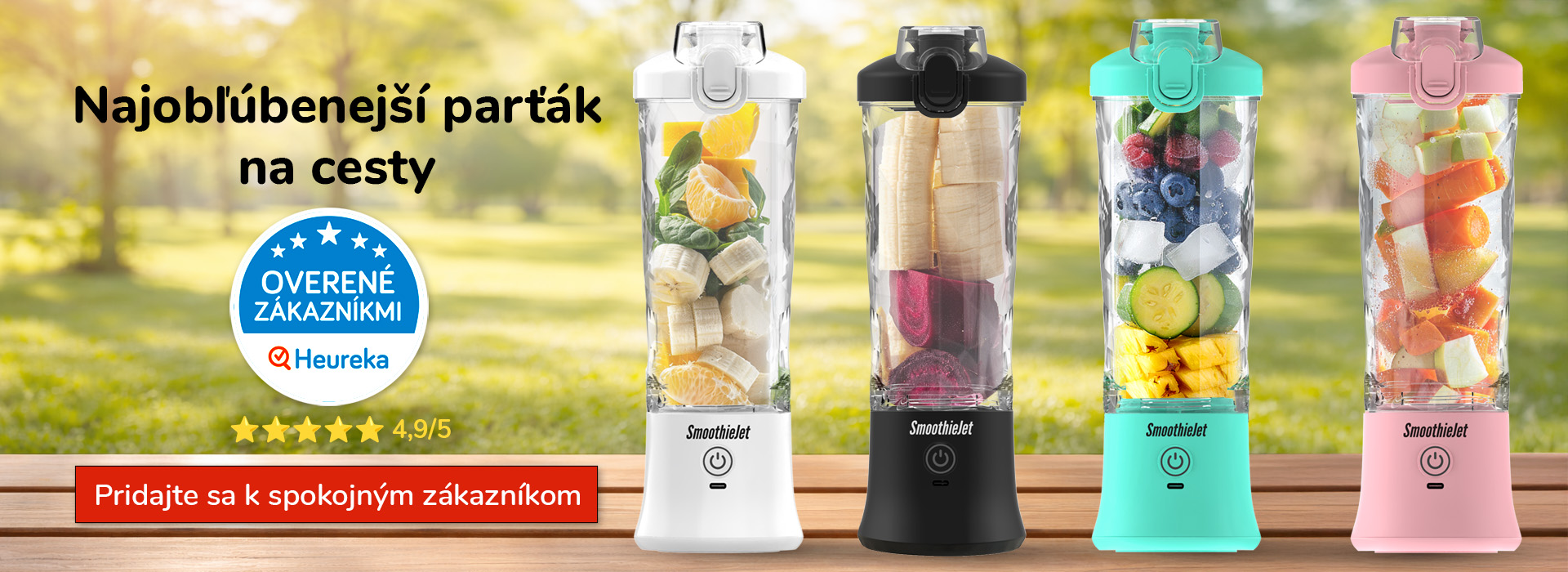 Štyri prenosné mixéry SmoothieJet v rôznych farbách (biela, čierna, tyrkysová, ružová) naplnené čerstvým ovocím a zeleninou v exteriéri.