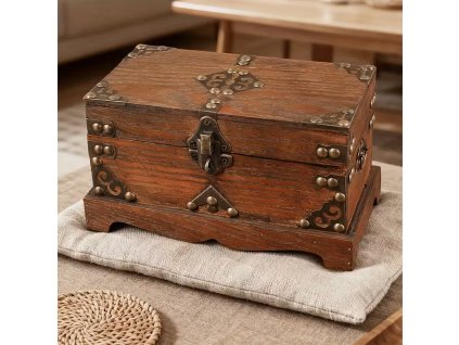 Dřevěná a bohatě zdobená krabička na dárky