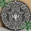 Kovová kulatá cedule Hamsa Ganeš. Průměr 20 cm