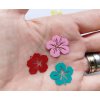 Filigránový výlisek ve tvaru květu 21x19 mm barvený, v různých barvách