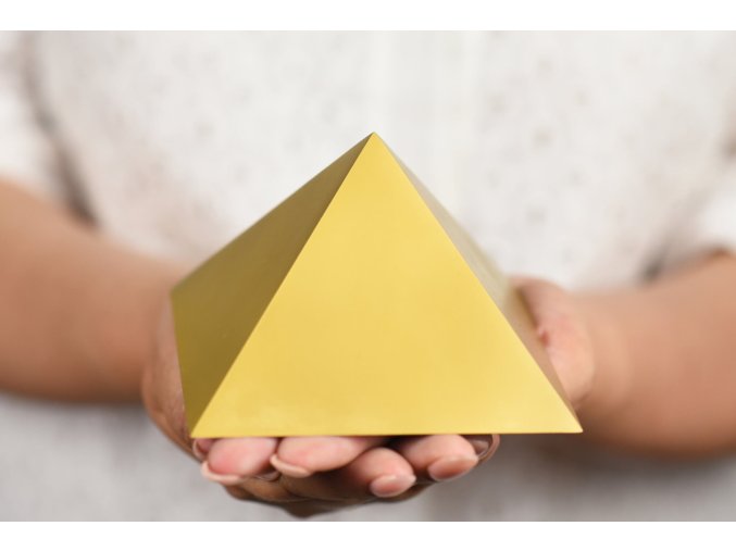 titanova pyramida zlatá 10x10