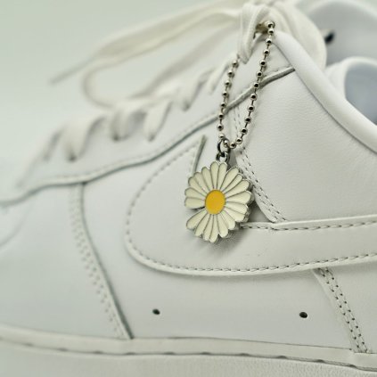 Daisy keychain & sneaker bag charm — metal flower pendant with enamel, swivel keyring and clasp; accessory for sneakers, totes or backpacks.