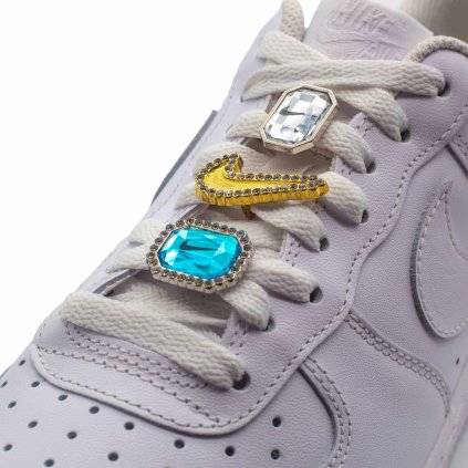 Key details Pack: 3 pieces Install: quick thread-on fit, no tools needed Fit: universal for most flat laces (AF1, J1, J4, Dunk, Converse, etc.) Style: wear one per shoe for balance and keep the third as a spare, or stack all three for extra shine Style notes — why it hits Small hardware, big sparkle. The rhinestones catch light on foot and in photos, elevating triple-white pairs, pastels and daily rotations.