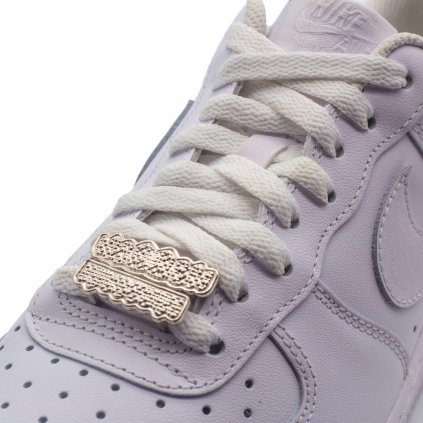 Key details Install: quick thread-on fit, zero tools Fit: universal for most flat laces (AF1, J1, J4, Dunk, Converse, etc.) Use: wear one per shoe for balance, or stack multiples for extra impact Build: metal body with a smooth, durable finish Style notes — why it hits Small piece, big attitude. The grill design reads loud on-foot and in photos, lifting triple-white pairs, dark uppers and pastel fits without overloading the toe box.