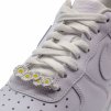 Key details Easy install: thread on, position, tie as usual Fit: universal for most flat laces (AF1, J1, J4, Dunk, Converse, etc.) Use: wear one per shoe for balance or stack multiples for a bolder look Material: smooth metal with enamel-style finish Style notes — why it hits Small charm, big personality. The daisy adds a fresh, photo-ready touch that works with triple-white pairs, pastels and everyday rotations.