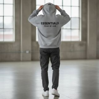 Fear of God Essentials Fleece Hoodie II v odstínu Light Heather Grey je přesně ten kousek, který v šatníku nesmí chybět....