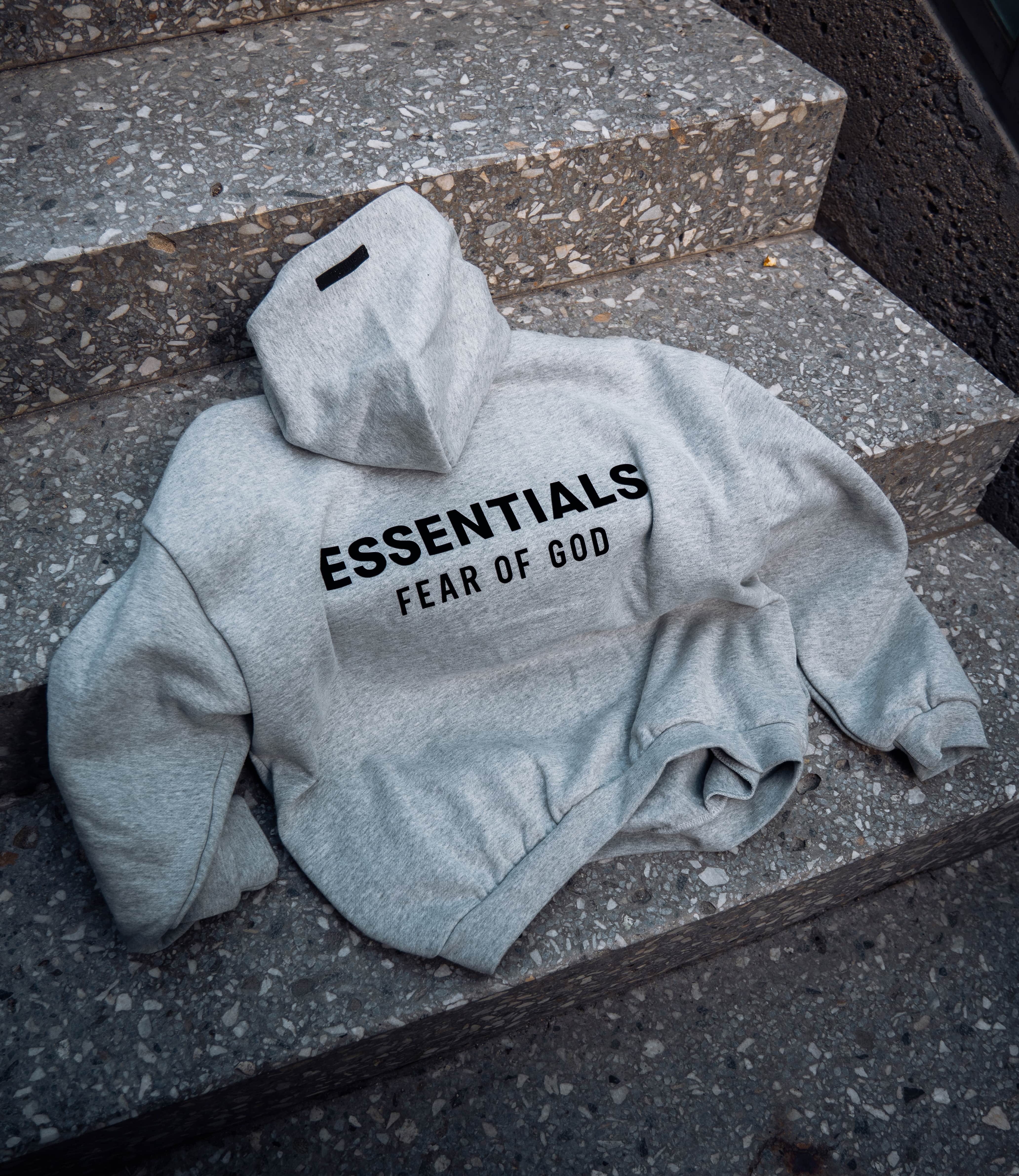 Oblečení Essentials (často hledané také jako Ossentials) je moderní streetwear značka zaměřená na minimalistický design, pohodlí a kvalitní materiály. Kolekce Essentials přináší nadčasové mikiny, tepláky, trička a bundy v neutrálních barvách, které se sna