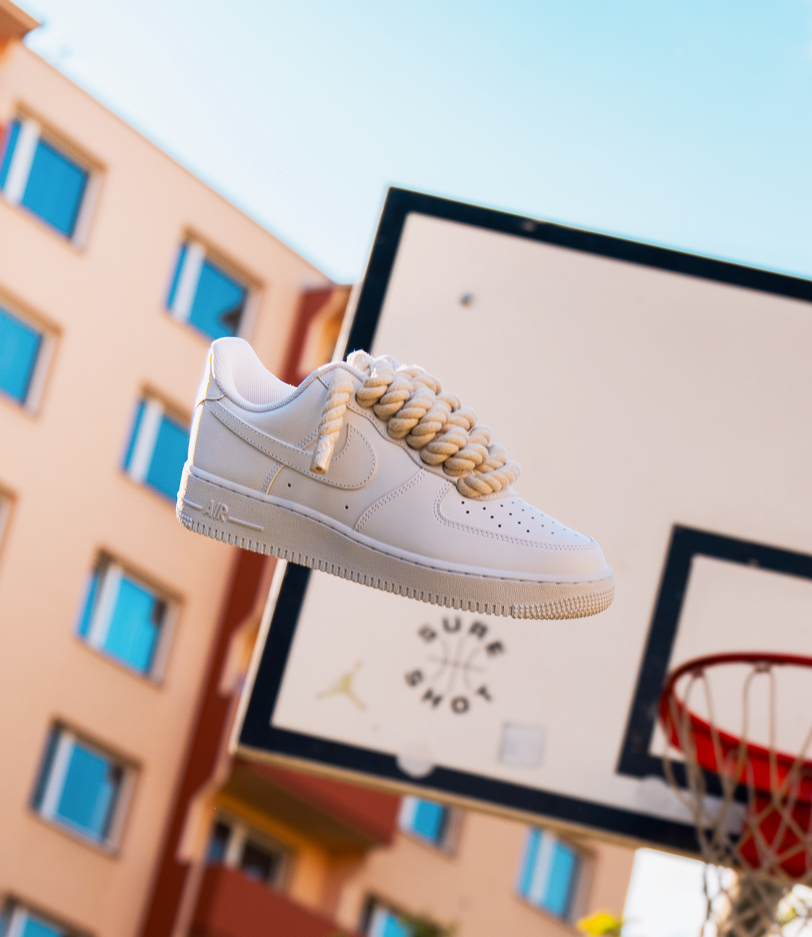 Air Force 1 Rope Laces jsou prémiové náhradní tkaničky určené pro tenisky Nike Air Force 1, které okamžitě zlepší jejich vzhled a dodají jim výrazný streetwear a custom styl. Silné “rope” provedení působí moderně, luxusně a odlišuje vaše sneakers od klasi