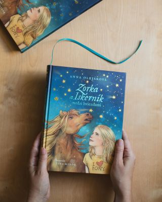 ✨ Dokážu hviezdy plniť priania? Dokážu. Keď sa im chce. Presvedčiť ich na to však nie je jednoduché. 💫 Splašeným skokom na...