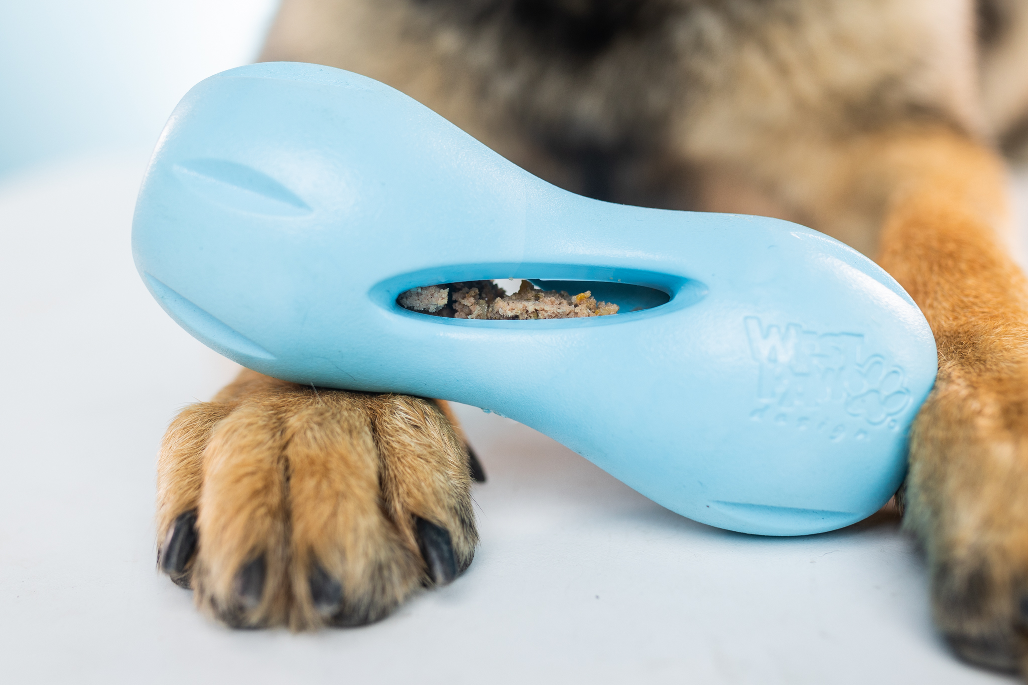 West Paw Zogoflex Qwizl Barva: Světle modrá, Velikost: L – 17 cm