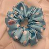 Světle modrá puntíkatá saténová scrunchie