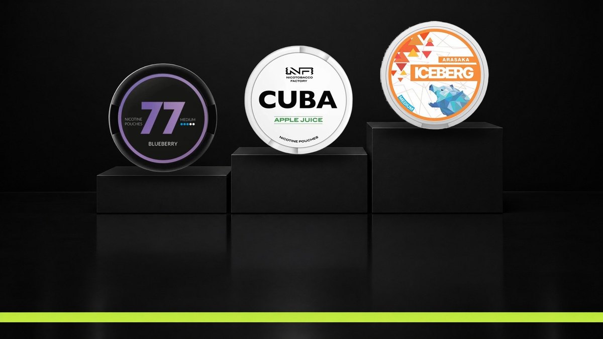Plechovky 77, Cuba a Iceberg stojí na třech černých stupních rostoucí výšky