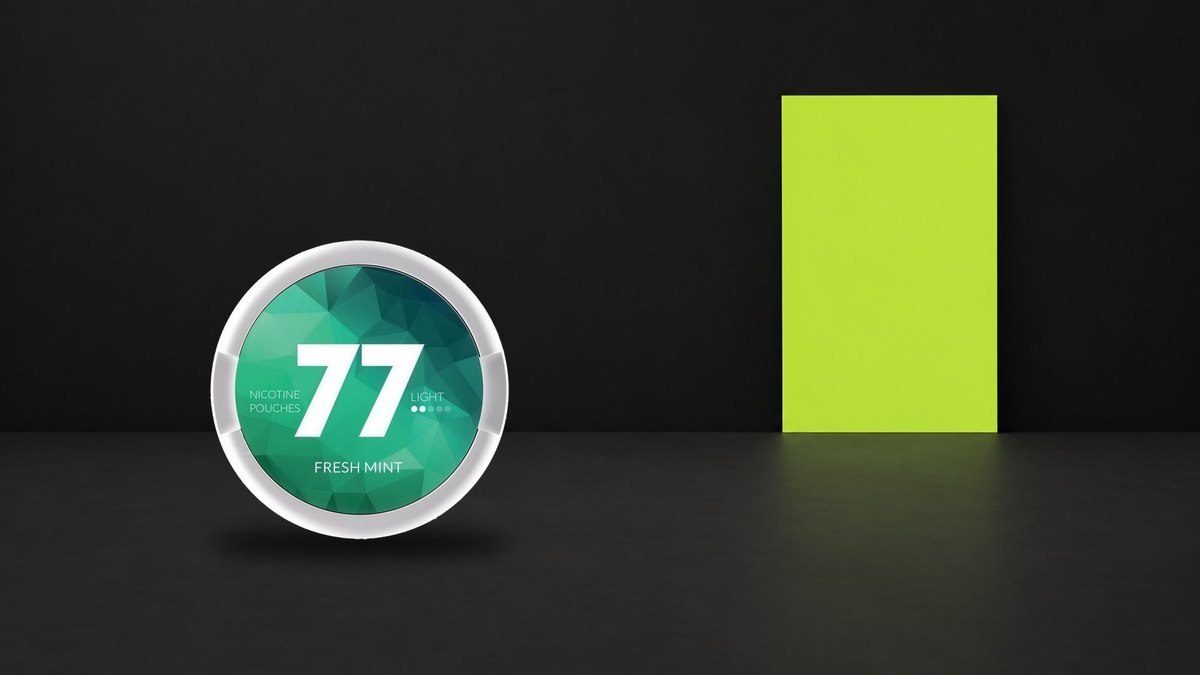 Plechovka nikotinových sáčků 77 Fresh Mint Light z nejslabší řady před limetkovou plochou
