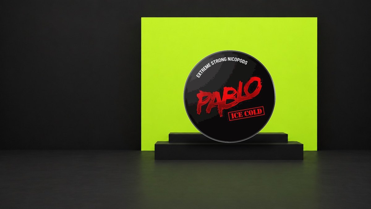 Plechovka Pablo Ice Cold Extreme Strong na černém schodovitém podstavci před limetkovou plochou