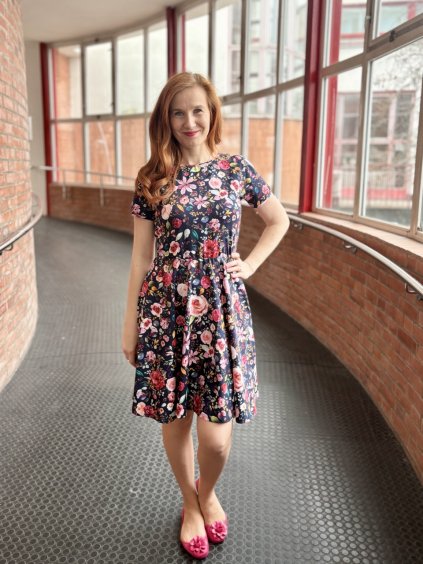 Půlkolové šaty - akvarelové květy na tmavé | biobavlna