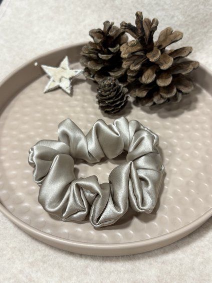 65 1 perletova hedvabna scrunchie