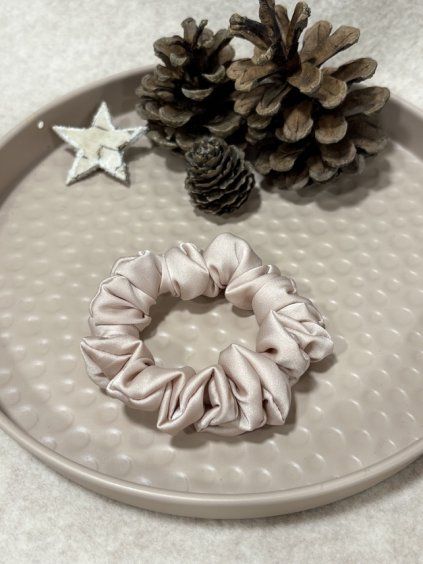 50 5 pudrovka mini satenova scrunchie