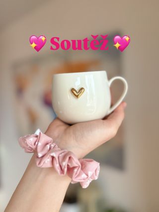 Blíží se Valentýn a tak vám chci udělat radost! 💖 Pro jednu z vás mám nádherný hrníček vyrobený Terezkou z @tera.ceramics...