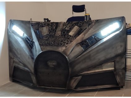 Auto stůl. Sochy od Jakuba Čavoje.