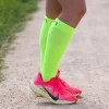 4974 kompresni podkolenky eleven activepulse fluo na noze