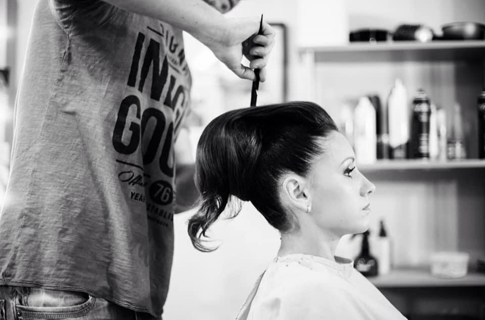 Rozhovor s kaderníkom a vizážistom, ktorý tvrdí, že svadobný účes by mal vydržať všetko