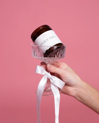 Únor = měsíc lásky. ❤️ Svíčka Sebeláska je tu pro tebe. Pro skvělou kamarádku. Pro maminku. Pro ségru. Pro každou ženu,...