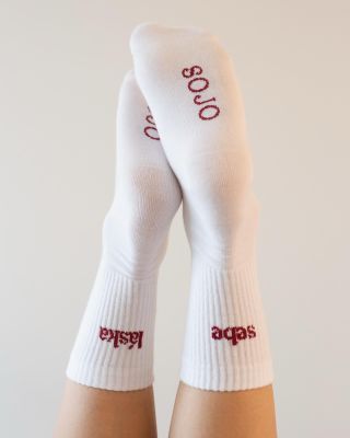 Chcete potěšit někoho blízkého nebo vzít jedny ponožky sobě? Můžete oboje! Ponožky Sebeláska právě teď se slevou 22 %. 🫶❤️