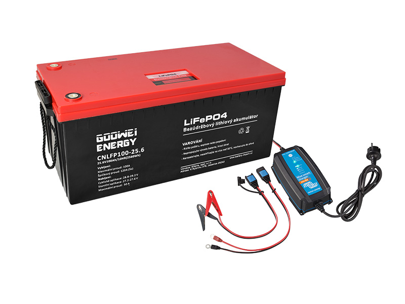 Levně Set lithiová trakční baterie GOOWEI ENERGY CNLFP100-25.6 (100Ah) + nabíječka Victron Energy Blue Smart 24V (8A/3A)