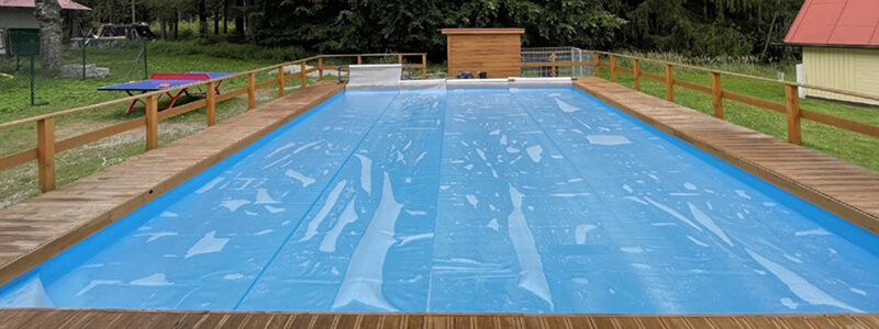 Solární plachta Cornisun v pruzích pro velký bazén