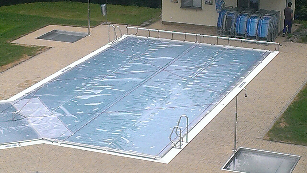 Solární plachta Cornisun na bazénu hotelu Port Máchovo jezero