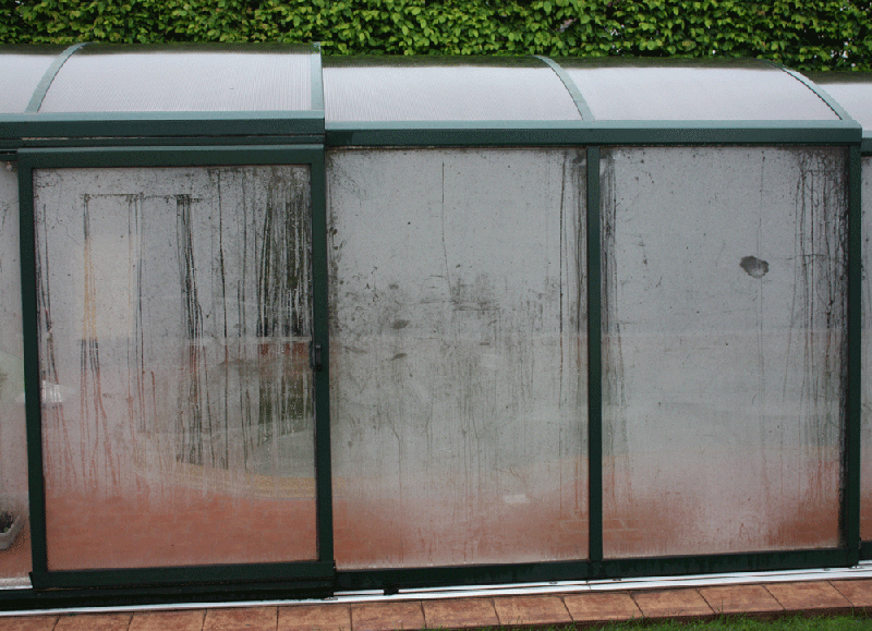 Odpařování vody v zastřešeném bazénu