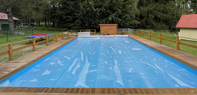 Solární plachta Cornisun v pruzích pro velký bazén