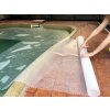 solární plachta rolování pruhů na velkém bazénu