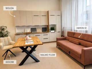 Kombinace teplých tónů, dřeva a moderního designu, která vytváří útulný interiér s charakterem ✨ ✨ Který kousek je váš...