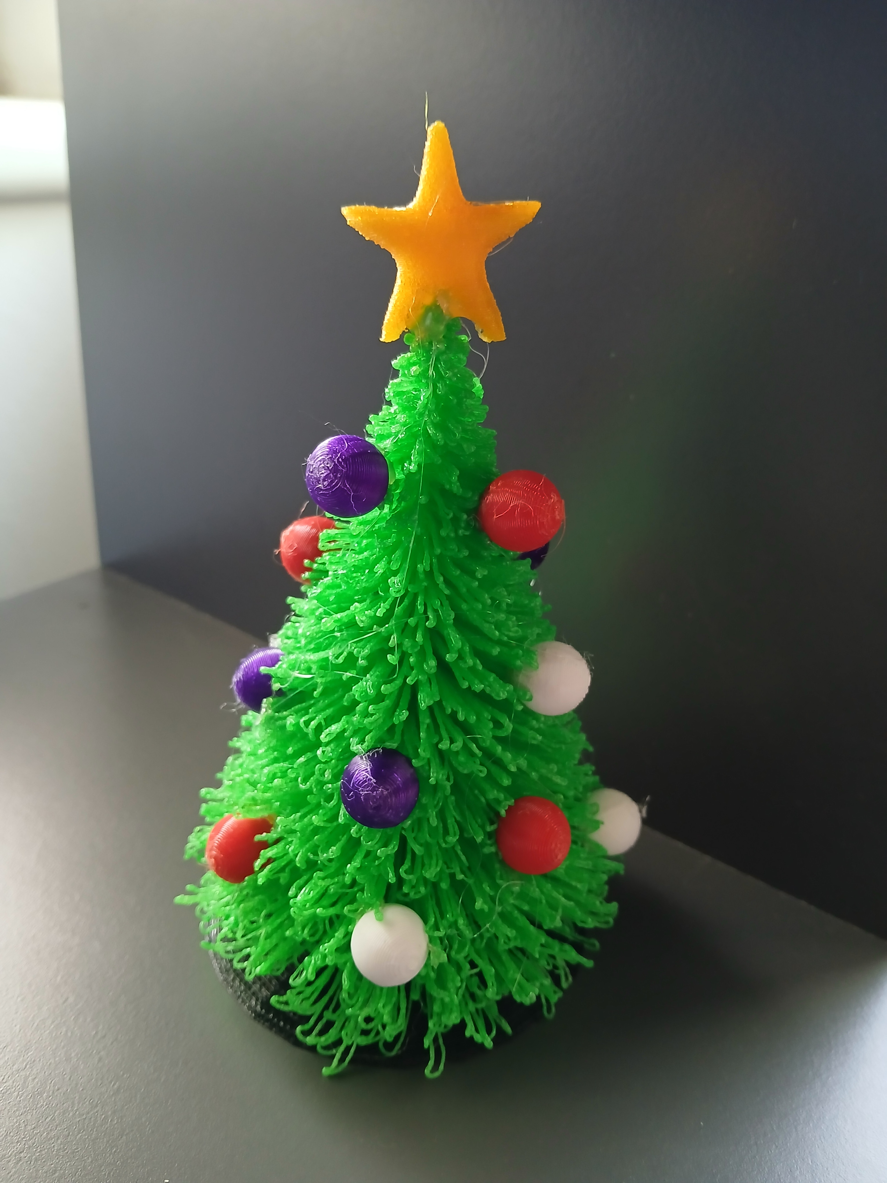 Vánoční stromeček s ozdobami