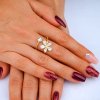 damsky prsten zena ruka trblietavy kvet