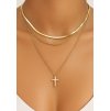 Dámsky trojitý náhrdelník Golden Trinity v zlatej farbe s krížikom elegantne nosený na krku.
