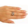damsky prsten zena ruka Infinity Twist