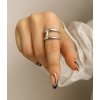 damsky prsten zena ruka otvoreny ram