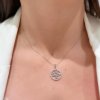 privesek strom zivota z bileho zlata se zikony na modelce