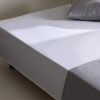 Saténová plachta Biela na posteli