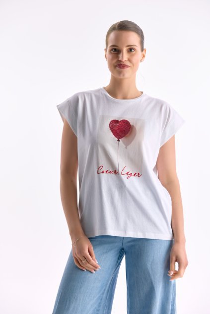 bílé tričko s motivem srdíčka