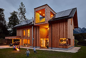 Došková střecha v moderní dřevostavbě