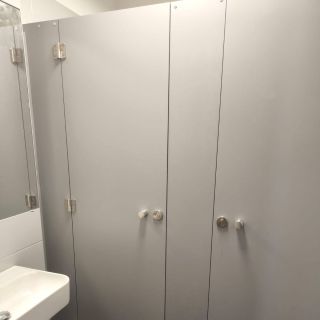 Další možností použití kompaktních desek #fundermax jsou WC kabinky, zástěny a dělící příčky. Díky odolnosti proti...