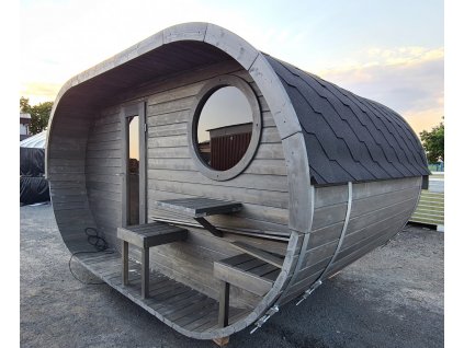 Oválná sauna s teráskou a odpočívárnou 4×2.68 m, prodloužená, smrk