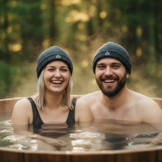 NOVINKA 👏 Saunová čepice „NORSE“ je stylový a moderní doplněk, který nabízí maximální pohodlí pro muže i ženy. Klobouk do...