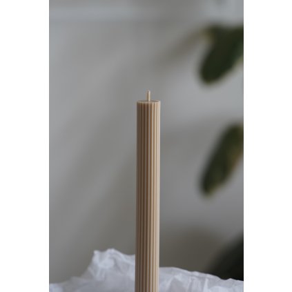 Vroubkovaná sojová svíčka Thea světle hnědá- 125g