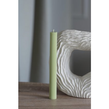 Vroubkovaná sojová svíčka Thea olivově zelená 125g