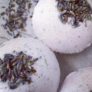 🛁 Šumivé bomby do vany ve SLEVĚ! 🎉 🛁 Relax začíná právě teď! ✨ Dopřejte si voňavou koupel plnou šumění, barev a přírodní...