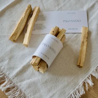 Podzimní večery si zaslouží kouzlo Palo Santo 🌙✨. Jeho dřevitá vůně pročistí prostor, uklidní mysl a přinese do domova...